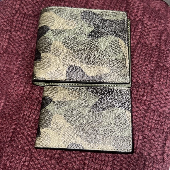 Men’s Or Women’s Coach Tri-fold wallet with Smaller ID/Passport holder inside! - Picture 8 of 17